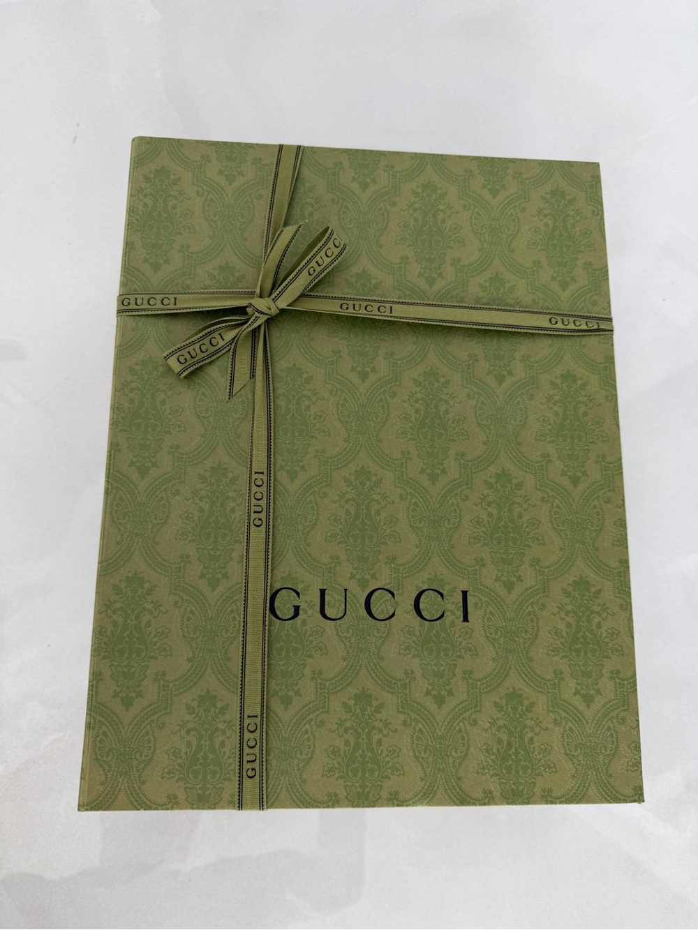 Gucci Large Green Magnetic Close Gift Box with Logo Ribbon - Picture 2 of 14